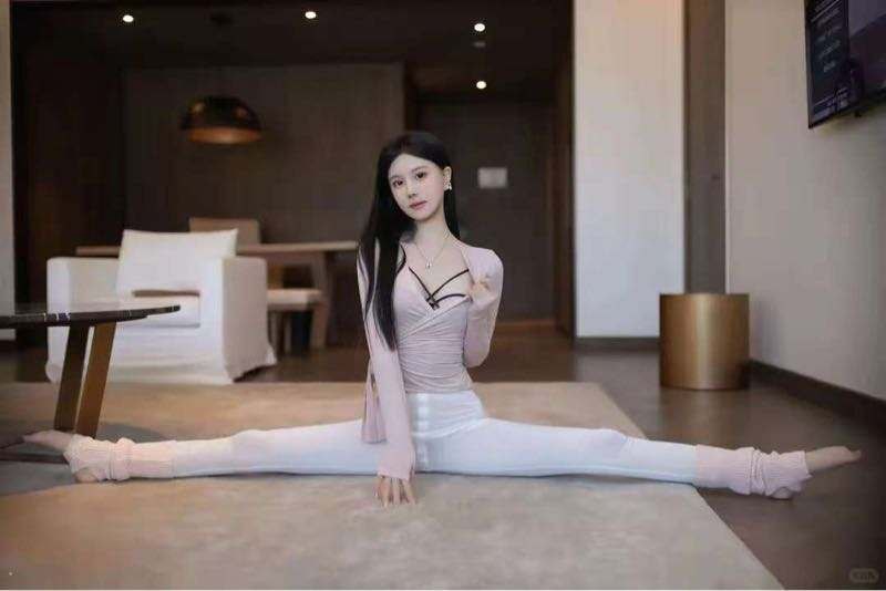 成都兼职舞蹈生💃 一字马特点 🦜质量3开 身材妩媚动人,前凸后翘🍑臀,肌肤雪白有弹性,宛如熟透的水蜜桃。